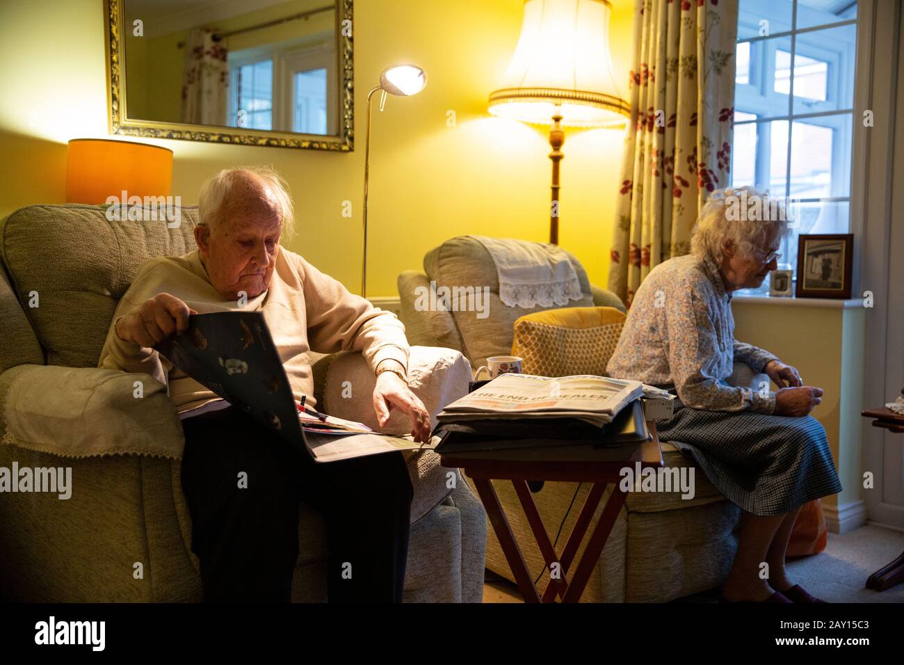 Verheiratete Rentner im Alter, die beide in ihren 80er Jahren zusammen in ihrem Zwielicht leben, England, Großbritannien Stockfoto