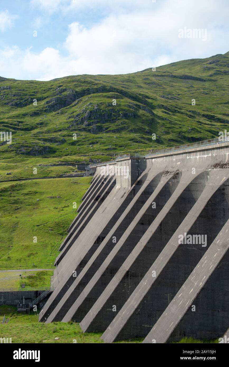 Der Cruachan Reservoir an der Westküste Schottlands an einem sonnigen Nachmittag. Es handelt sich um ein Wasserkraftwerk, das auf knapp 400 m gebaut wurde. Stockfoto