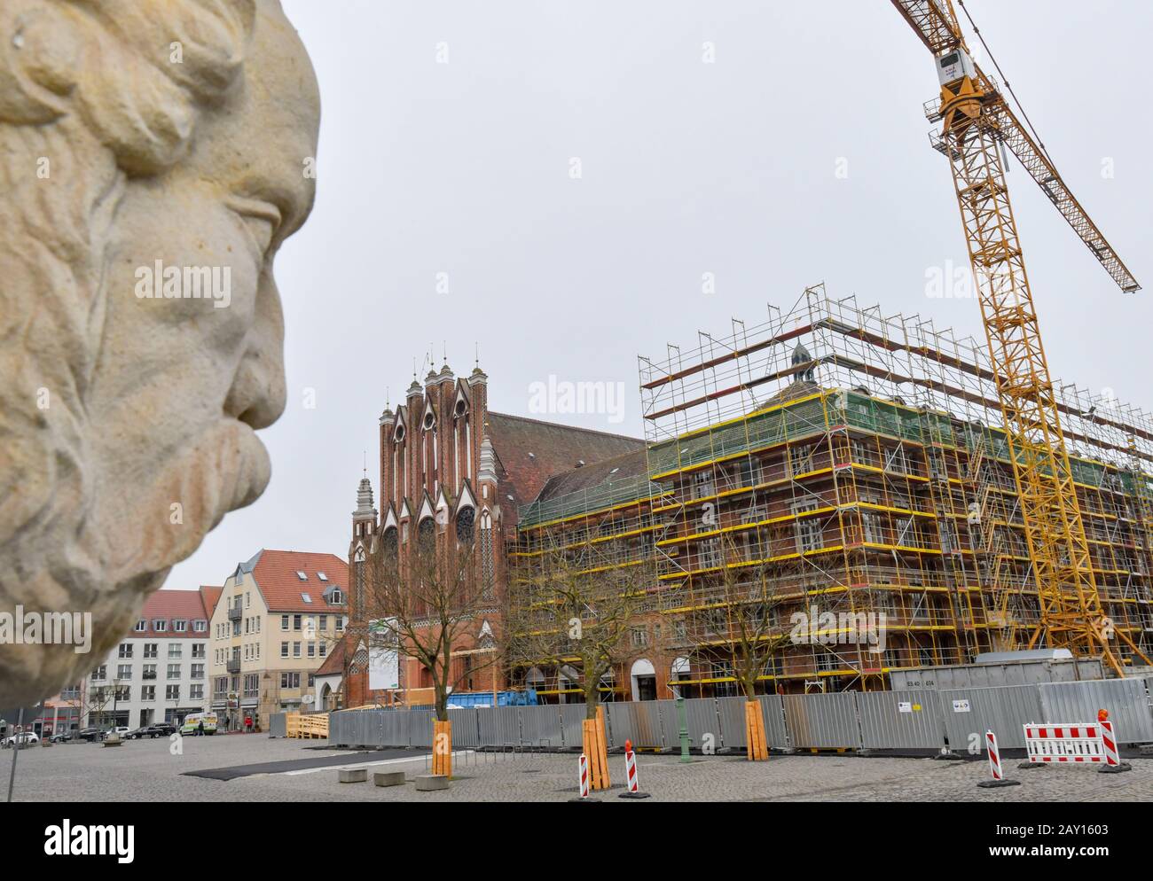 Februar 2020, Brandenburg, Frankfurt (oder): Eine Figur aus Sandstein überragt das Rathaus, das teilweise von Gerüsten umgeben ist. Das unter Denkmalschutz stehende Gebäude in der Innenstadt befindet sich seit längerem in einem baufälligen Zustand. Laut Stadt drohen Decken einzustürzen, Wände sind schimmelig und das Dach leckt. Die oberen Etagen des Rathauses sind aufgrund von Bauvorschriften lange geschlossen. Die Stadträte treffen sich seit etwa sechs Jahren im Kleist-Forum, weil der Konferenzsaal wegen akuter Einsturzgefahr geschlossen ist. Laut t Stockfoto