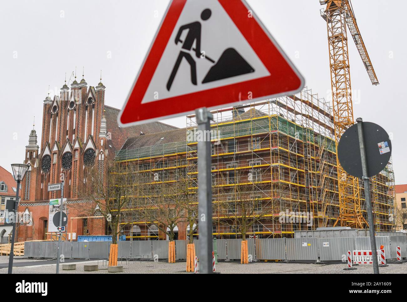 14. Februar 2020, Brandenburg, Frankfurt (oder): Das Rathaus der Grenzstadt ist teilweise von Gerüsten umgeben. Das unter Denkmalschutz stehende Gebäude in der Innenstadt befindet sich seit längerem in einem baufälligen Zustand. Laut Stadt drohen Decken einzustürzen, Wände sind schimmelig und das Dach leckt. Die oberen Etagen des Rathauses sind aufgrund von Bauvorschriften lange geschlossen. Die Stadträte treffen sich seit etwa sechs Jahren im Kleist-Forum, weil der Konferenzsaal wegen akuter Einsturzgefahr geschlossen ist. Laut Stadt ist das c Stockfoto