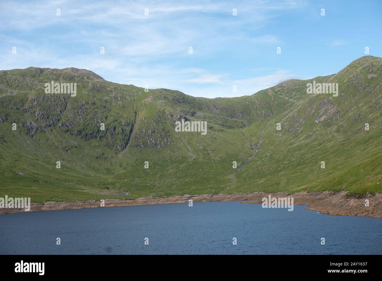 Der Cruachan Reservoir an der Westküste Schottlands an einem sonnigen Nachmittag. Es handelt sich um ein Wasserkraftwerk, das auf knapp 400 m gebaut wurde. Stockfoto