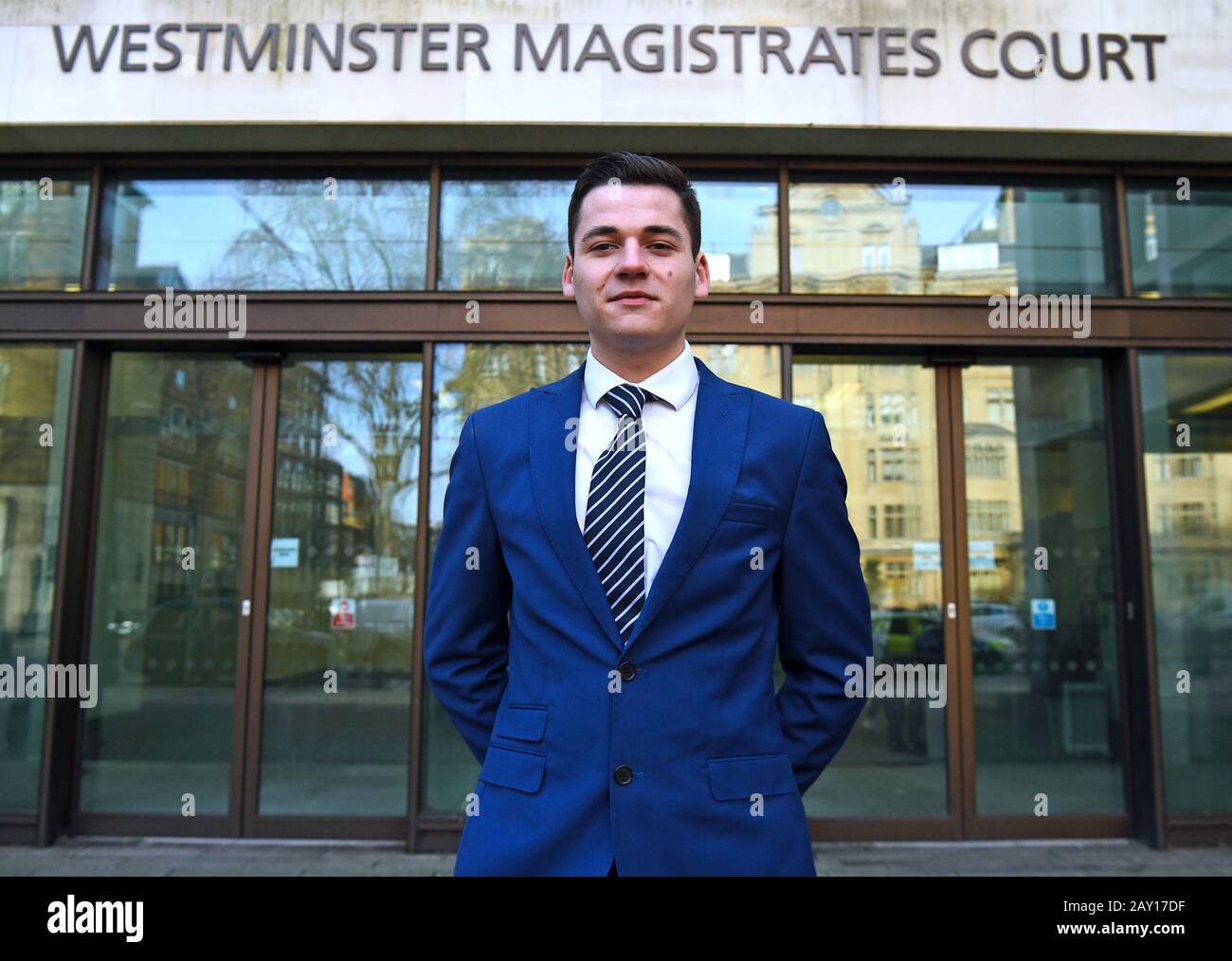 SAM Newey vor dem Westminster Magistrates' Court in London, wo er und sein Vater wegen Geldübersendung an seinen Bruder in Syrien wegen der Anklage nach dem Terrorist Act erscheinen. Stockfoto