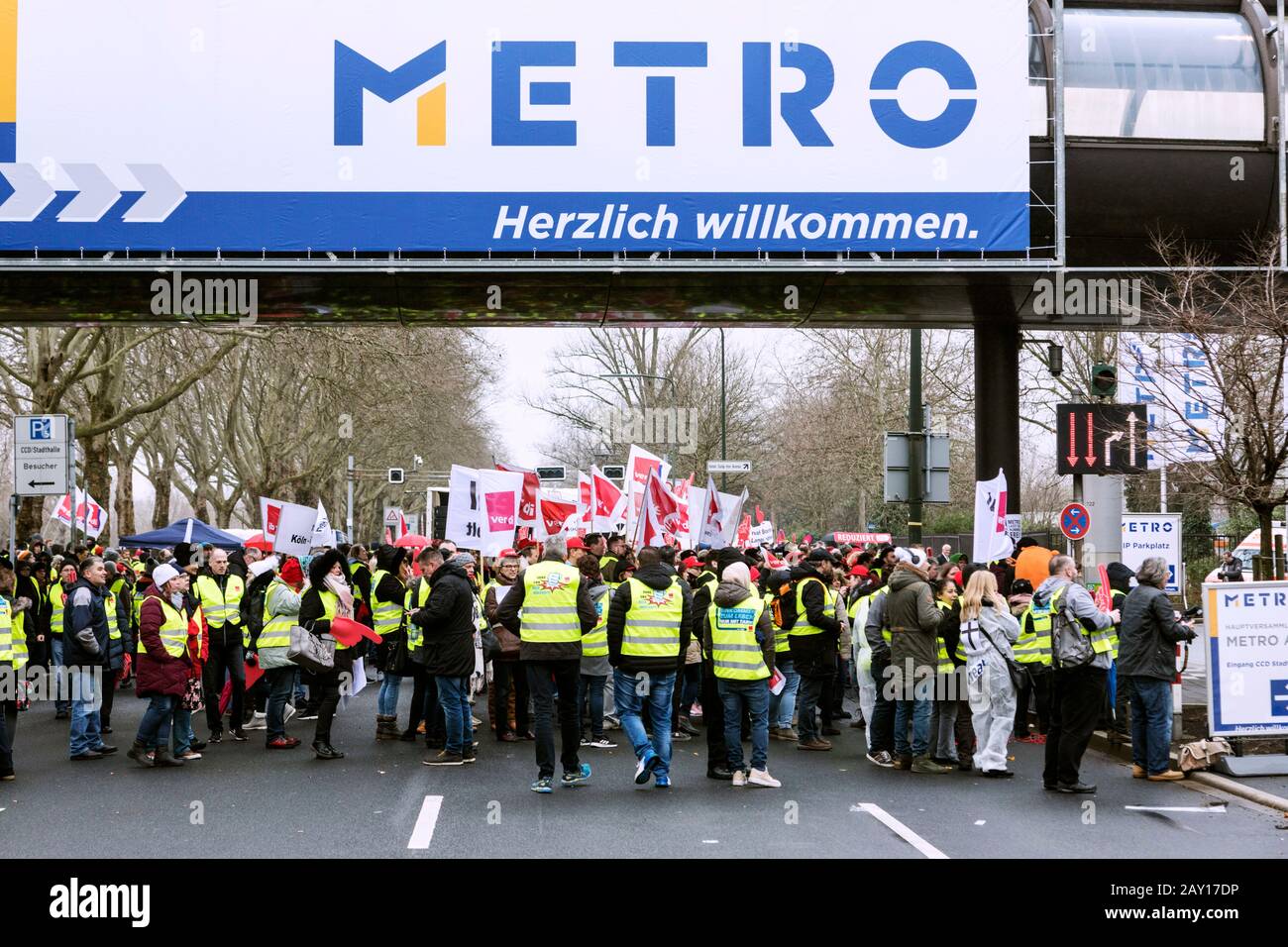 Echte Mitarbeiter demonstrieren vor der Hauptversammlung der Metro AG gegen den Verkauf der Filialen Stockfoto