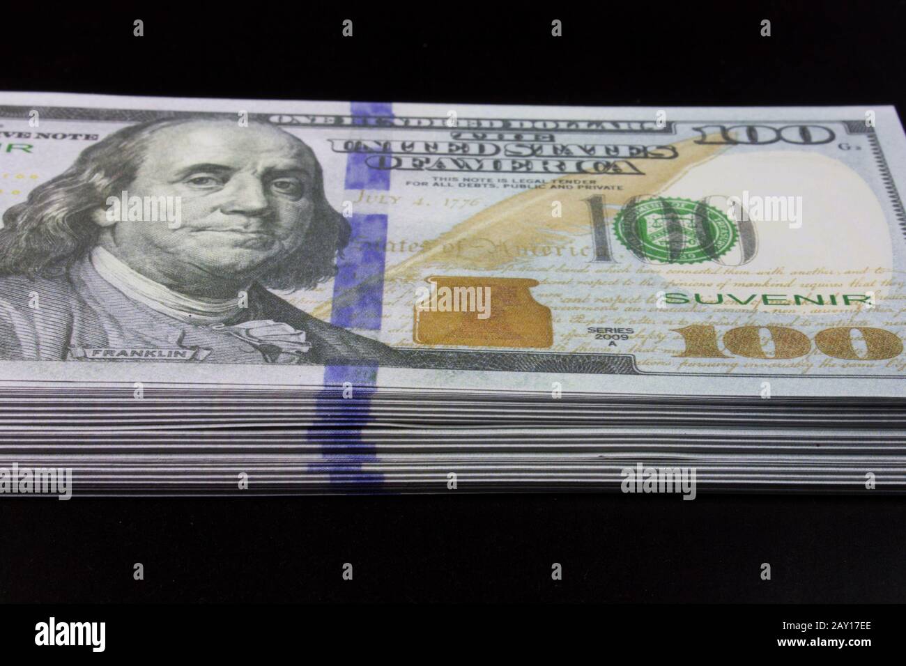 Benjamin Franklin Stapel von Dollarscheinen in hundert Dollar auf schwarzem Hintergrund. Stockfoto