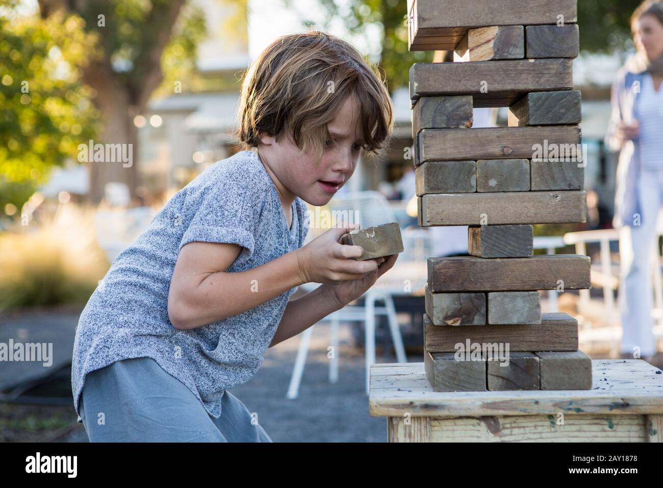 6 Jahre alter Junge, der mit riesigem Puzzle spielt Stockfoto