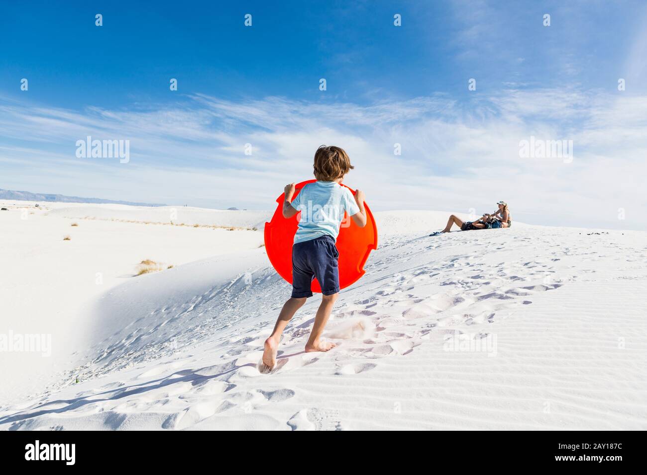 6-jähriger Junge klettert auf Sanddüne Stockfoto