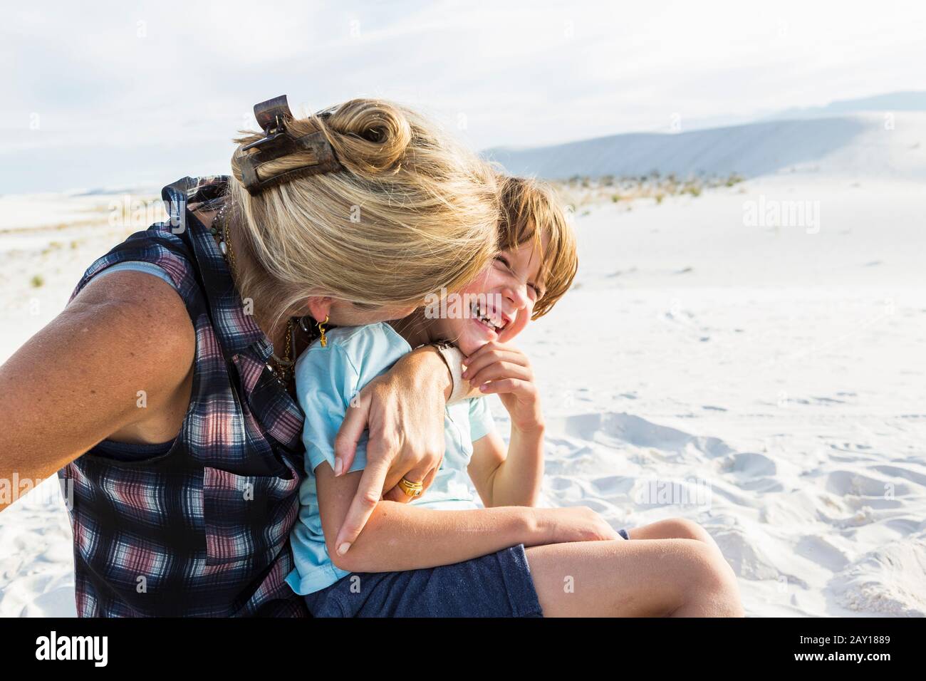 Mutter und ihr 6 Jahre alter Sohn, umarmt, White Sands Nat'l Monument, NM Stockfoto
