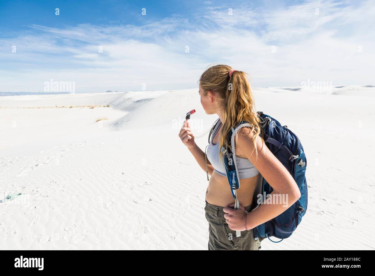 13 Jahre altes Mädchen, das im White Sands Nat'l Monument, NM, wandert Stockfoto