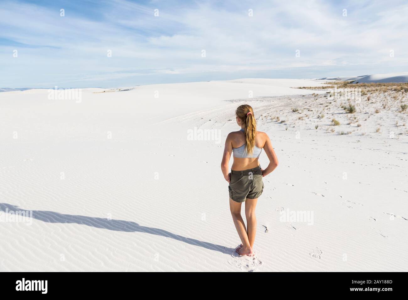 Teenager-Mädchen mit Blick auf die Landschaft am White Sands Nat'l Monument, NM Stockfoto