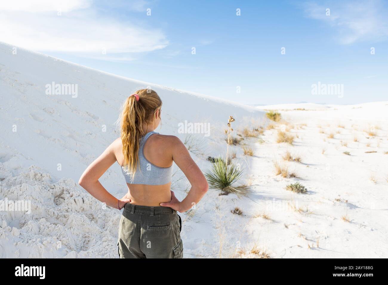 Ein Teenager-Mädchen in der offenen Landschaft des White Sands Nat'l Monument, NM Stockfoto