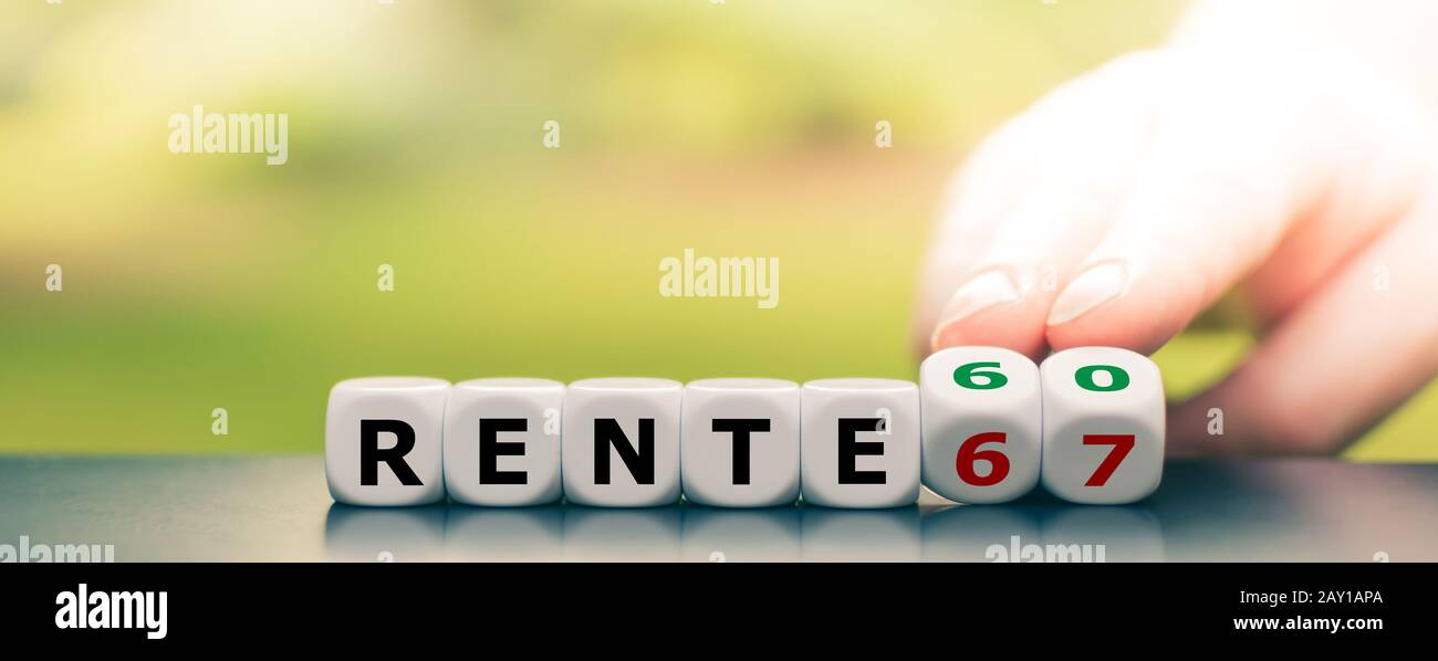 Hand dreht Würfel und ändert den deutschen Ausdruck "Rente 67" ("Rente 67") in "Rente 60" ("Rente 60"). Stockfoto