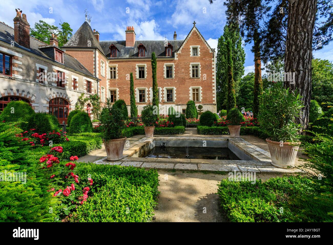 Frankreich, Indre et Loire-Tal, das von der UNESCO zum Weltkulturerbe erklärt wird, Amboise, Chateau du Clos Lucé Park und Gärten, Schloss und Teich, Eiben und Boxw Stockfoto