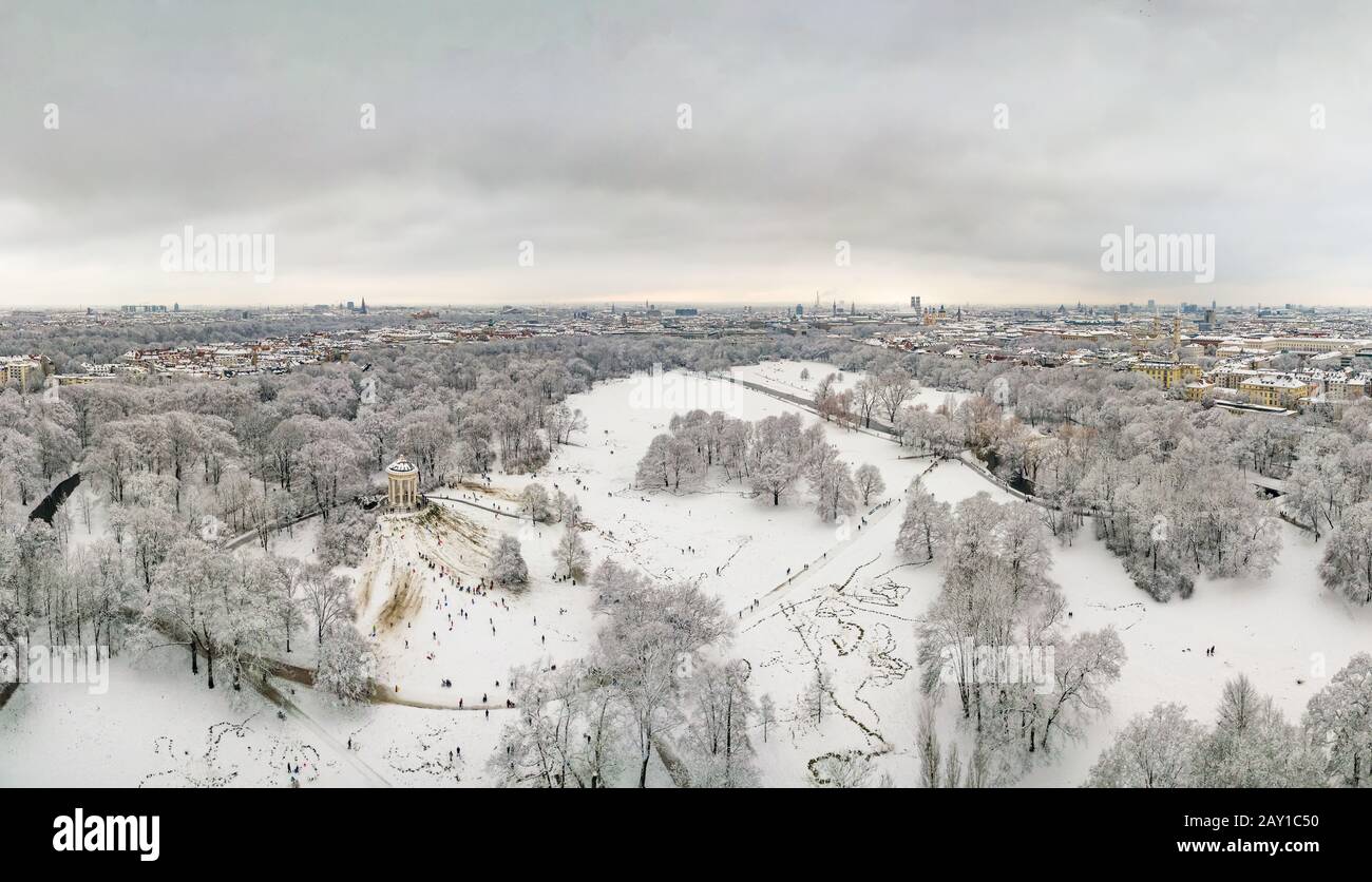 München im Winter als Weitwinkel-Drohne mit Schneedecke beschossen. Stockfoto