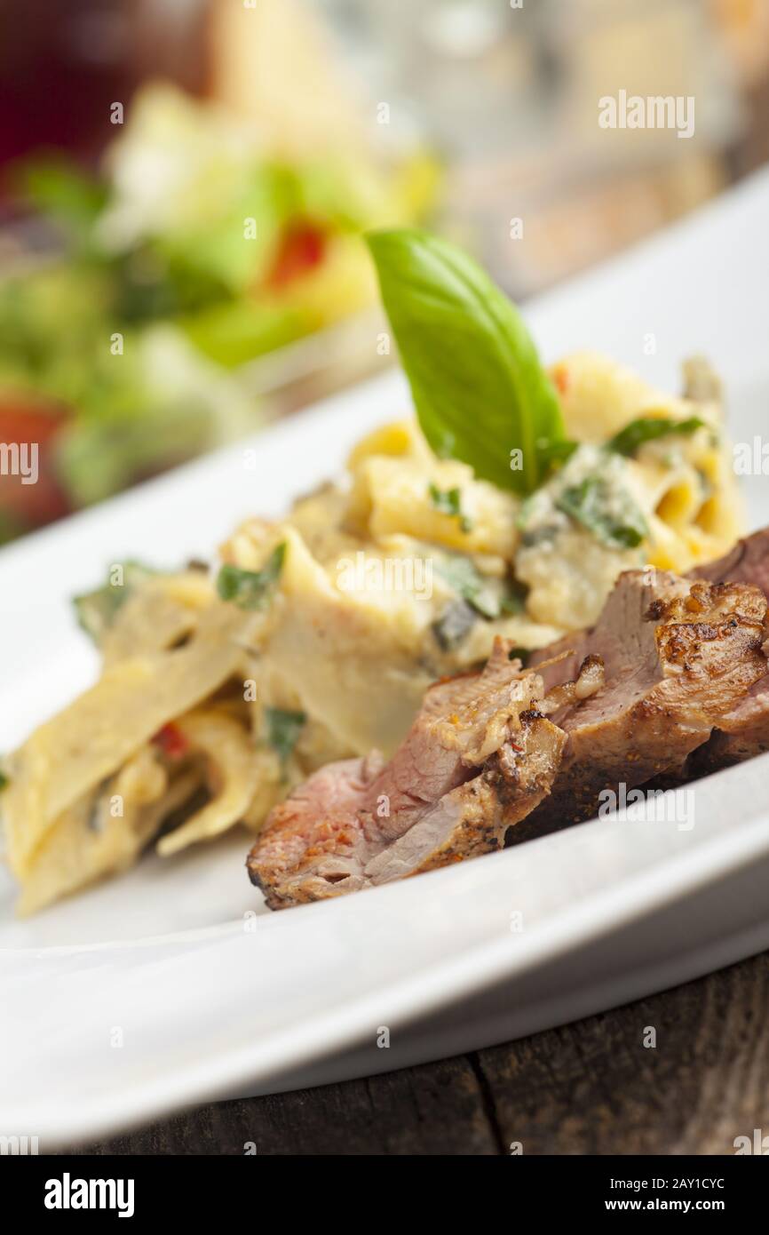 Schweinefilet mit Bandnudeln Stockfoto