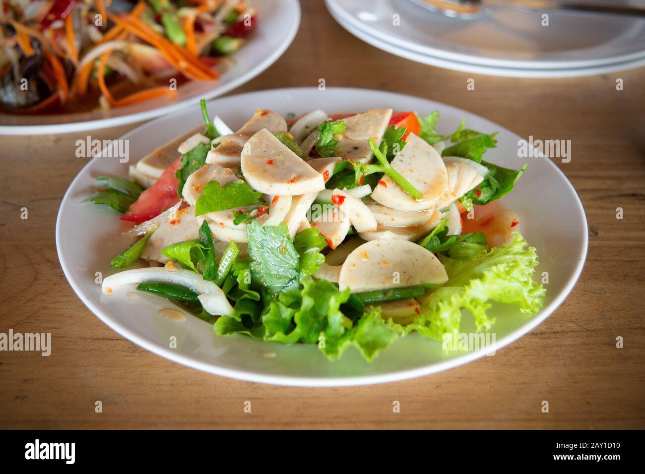 Wurstsalat aus Schweinefleisch, thailändische Tradition, köstliche und würzige Speisen. Stockfoto