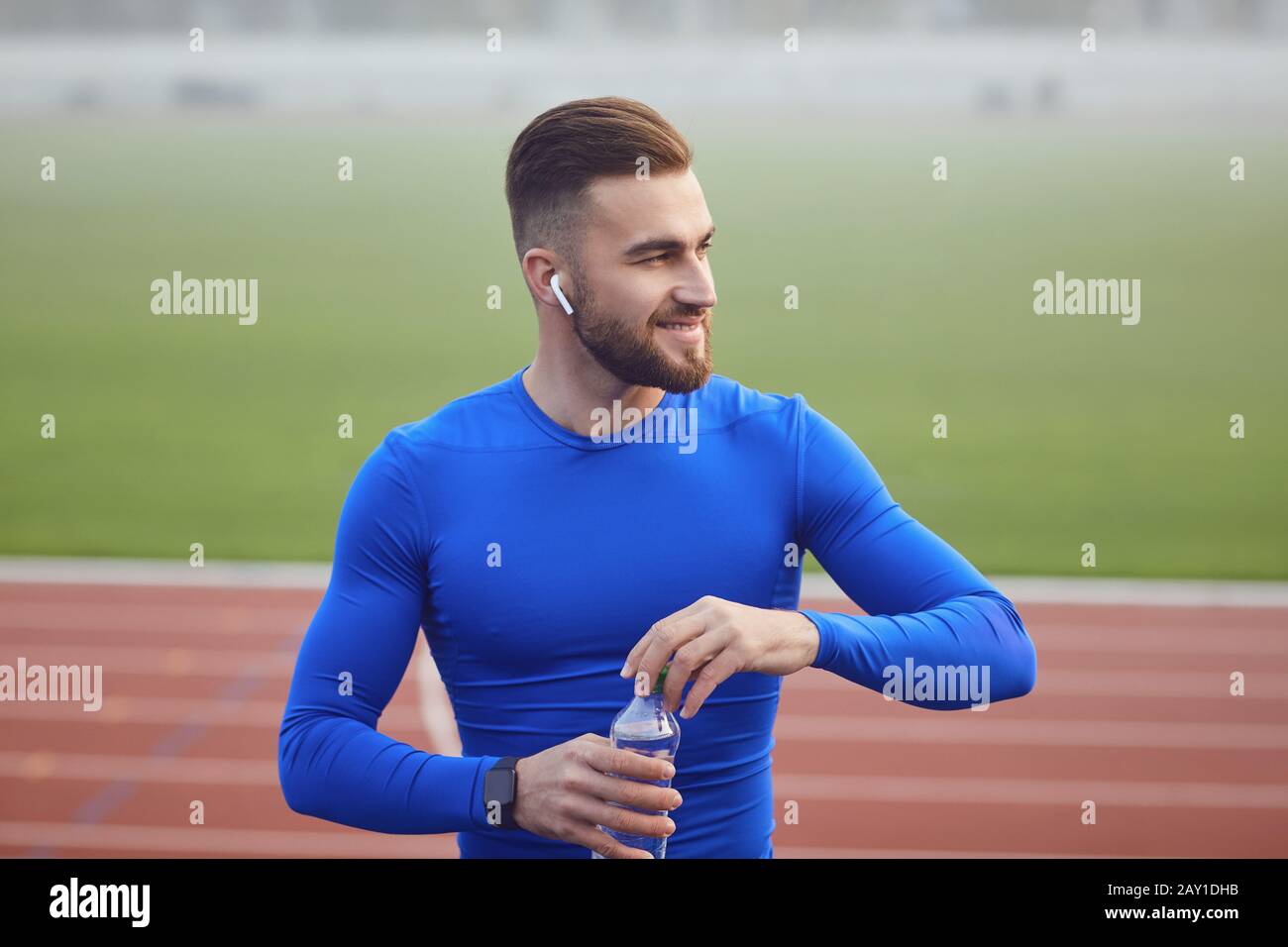 Ein Kerl in Sportswear sitzt im Stadion nach dem Training. Stockfoto