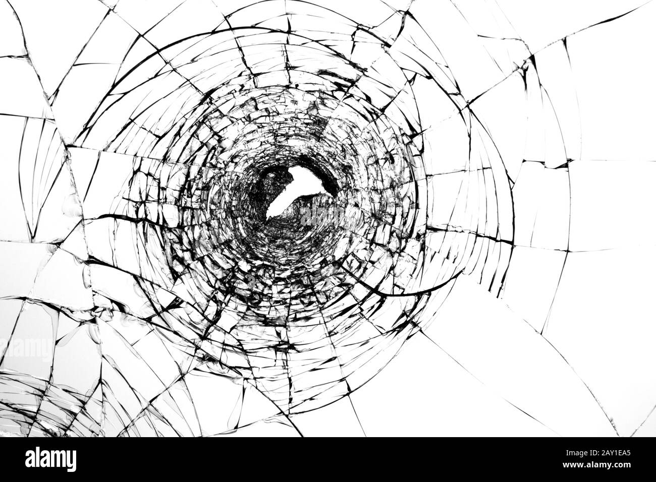 Risse an zerbrochenem Glas nach Schusswaffen. Lochung in Windschutzscheibenvandalismus und Angriff mit einer Schusswaffe. Beschädigte Fensterräuber. Stockfoto