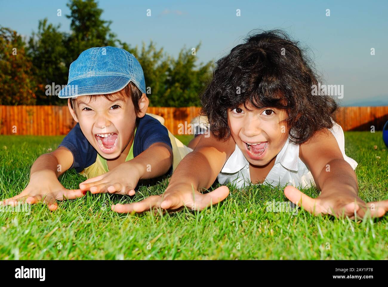Glückliche Kinder auf schöner grüner Wiese Stockfoto