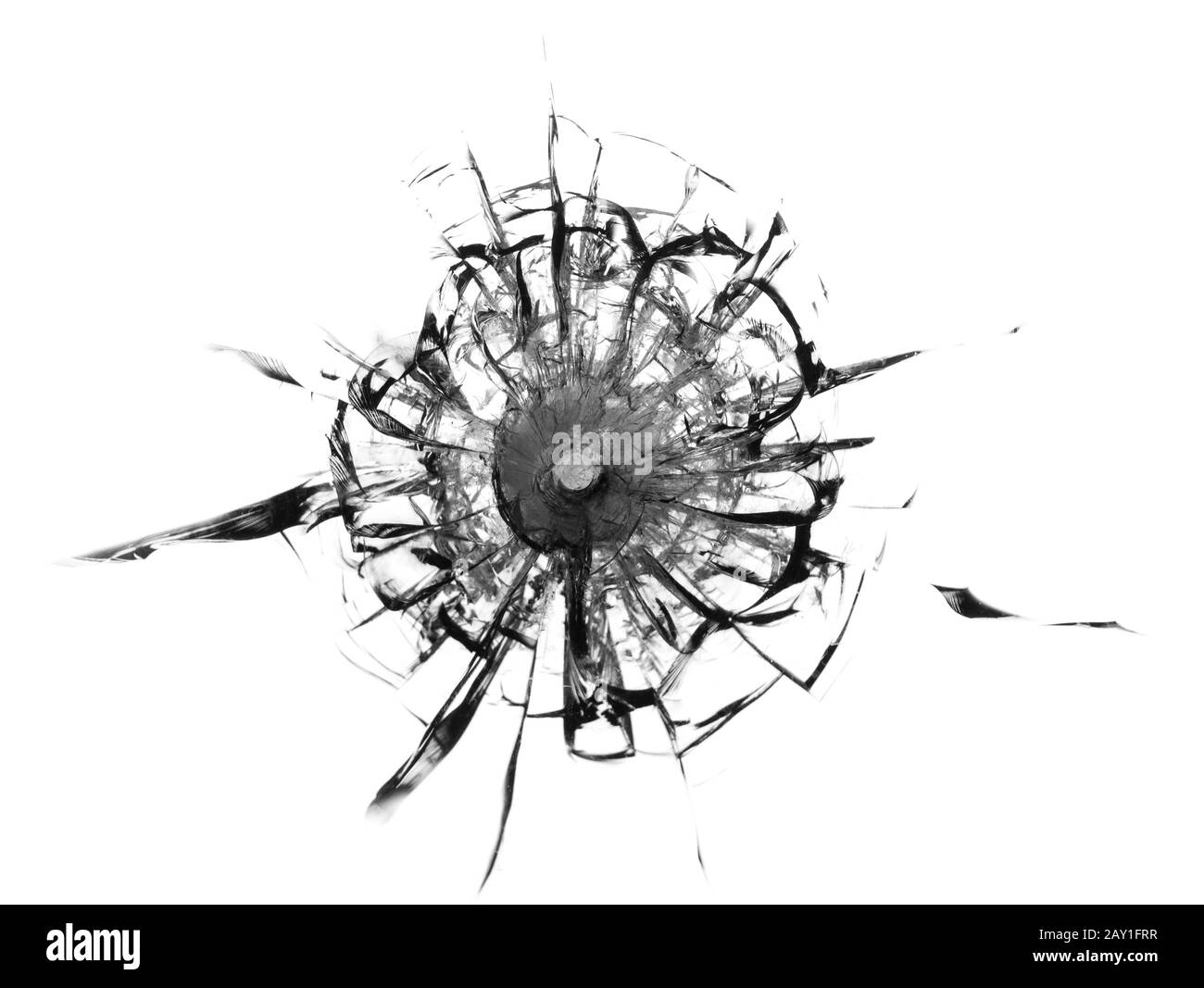 Gerissene Glasscheibe auf weißem Hintergrund. Textur der zerbrochenen Windschutzscheibe. Stockfoto