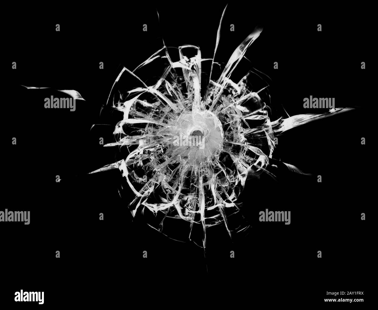 Gerissene Glasscheibe auf schwarzem Hintergrund. Textur der zerbrochenen Windschutzscheibe. Stockfoto