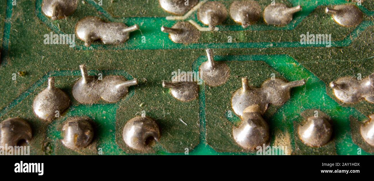 Altes und staubhaltiges Lötdiagramm auf einem Detail zum Computer. Stockfoto