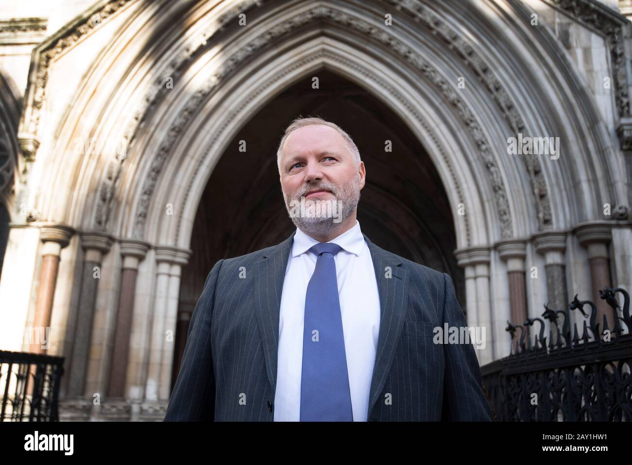 Der ehemalige Polizist Harry Miller vor dem High Court, London, vor dem Urteil, dass seine angeblich "transphobischen" Tweets rechtmäßig waren und die Antwort der Humberside Police sich in sein Recht auf freie Meinungsäußerung einmischte. Stockfoto