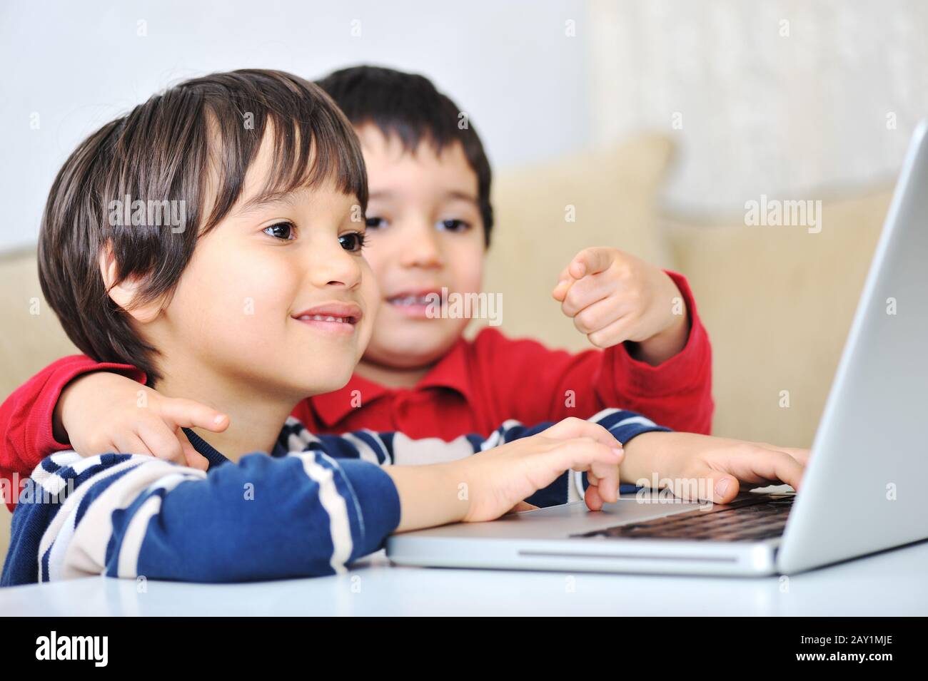 Kinder mit Laptop Stockfoto
