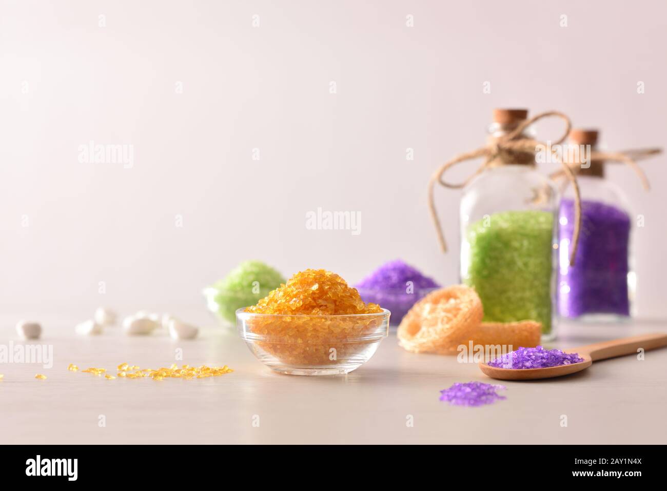 Bad Salze in Behältern auf Holztisch isoliert weißer Hintergrund. Produkte für Körper-Wellness. Vorderansicht. Horizontale Zusammensetzung. Stockfoto
