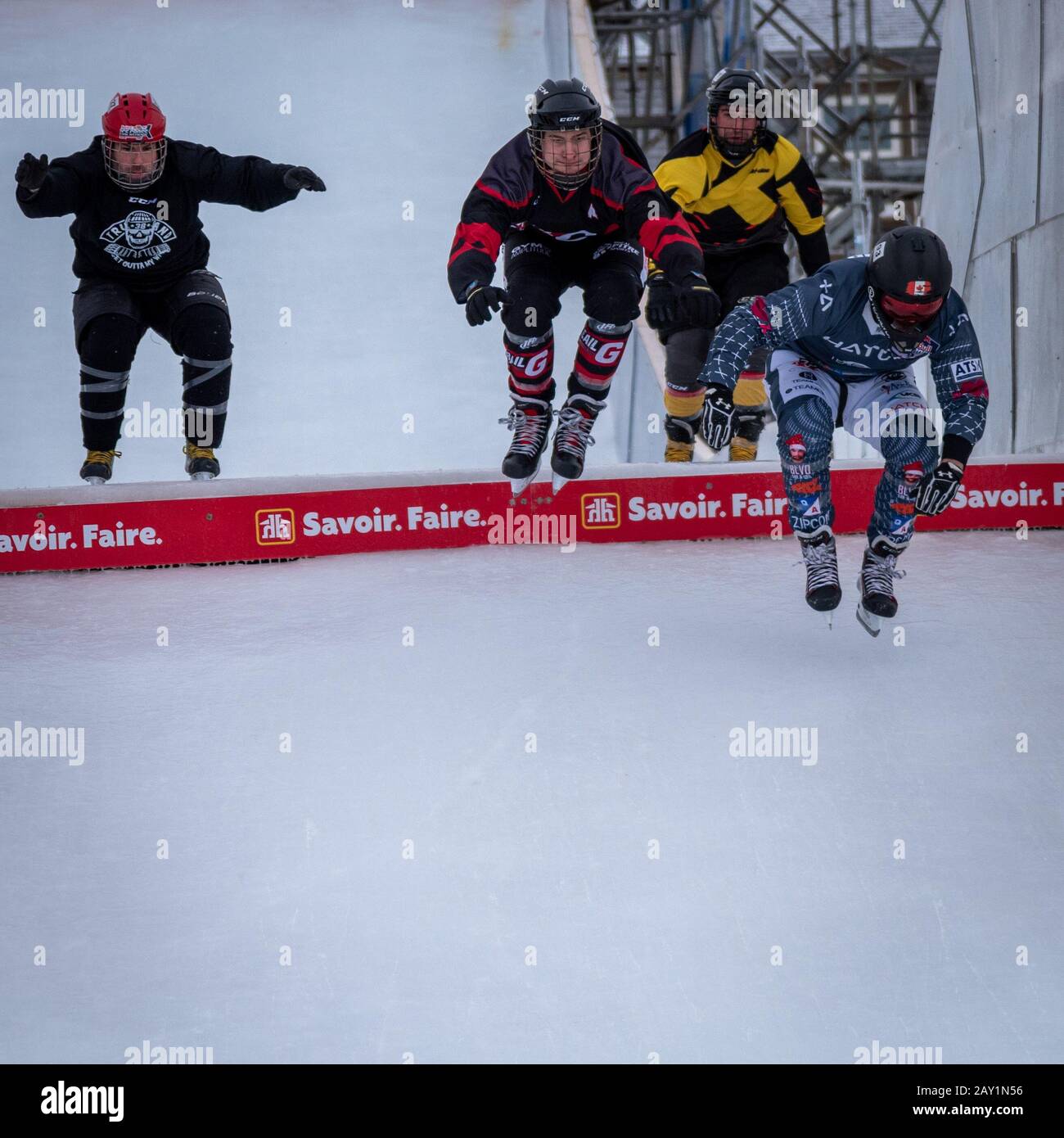 Perce, Quebec, Kanada - 1. Februar 2020 - Sprünge, die von Teilnehmern am Redbull Ice Cross Wettbewerb durchgeführt wurden. Stockfoto