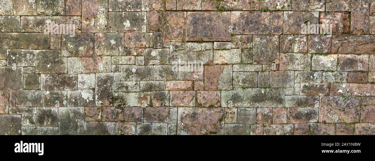 Panorama - Alte, stark verwitterte Wand aus rotem Sandstein Stockfoto