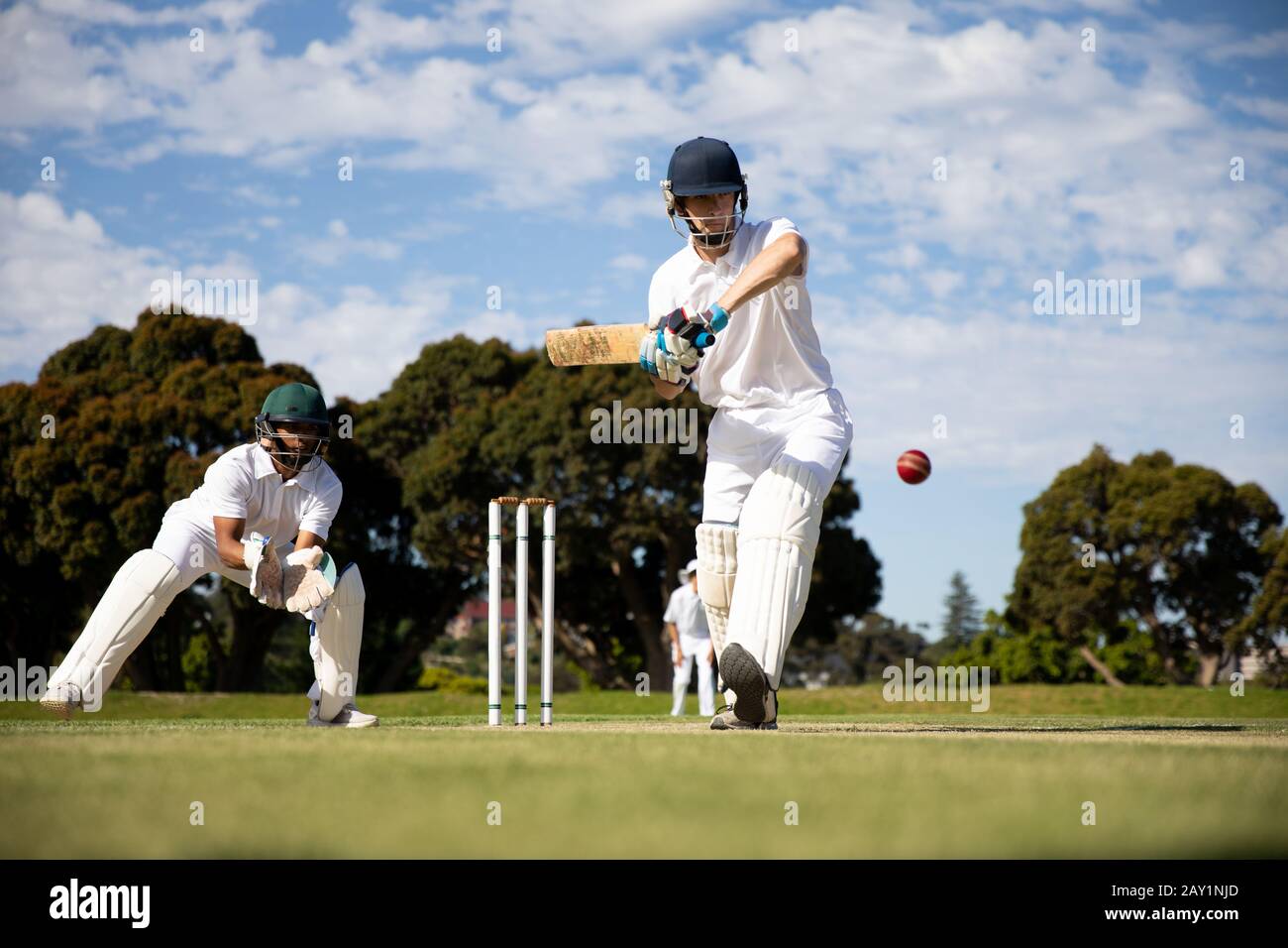 Cricket-Spieler schießen im Ball Stockfoto