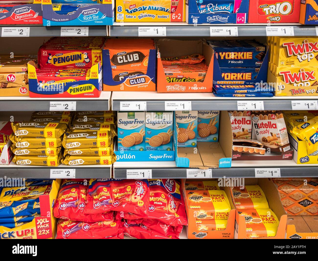 Masse der beliebten Keks Marken in bunten Kunststoffverpackungen auf Supermarkt-Regal. Metapher Zucker in der Ernährung, zuckerhaltige Snacks, Gewicht zu setzen Stockfoto