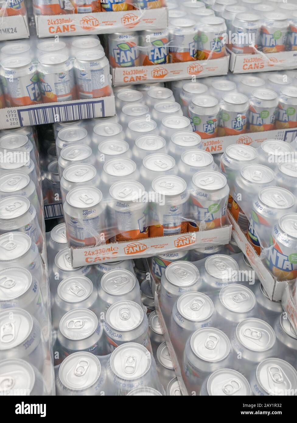 Stapeln Sie 24-Pack-Kartons von Fanta Zero Sugar Softdrink im britischen Supermarkt. Erfüllung der Anforderungen an zuckerhaltige Diätgetränke, Bedenken hinsichtlich der Zuckeraufnahme Stockfoto