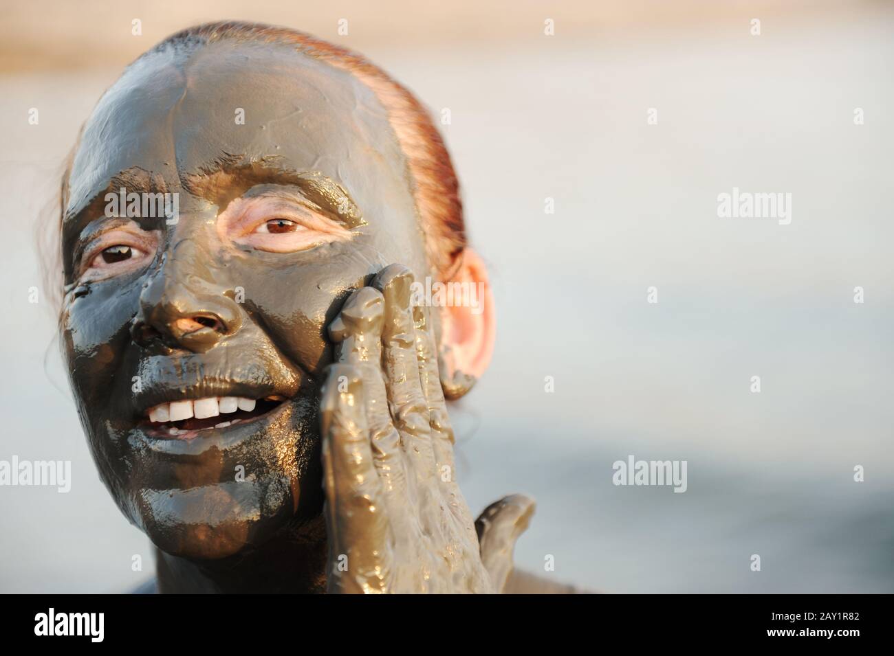 Ältere Frau in einem Badeanzug aus natürlichem Mineralschlamm, der aus dem toten Meer in Jordanien stammt Stockfoto