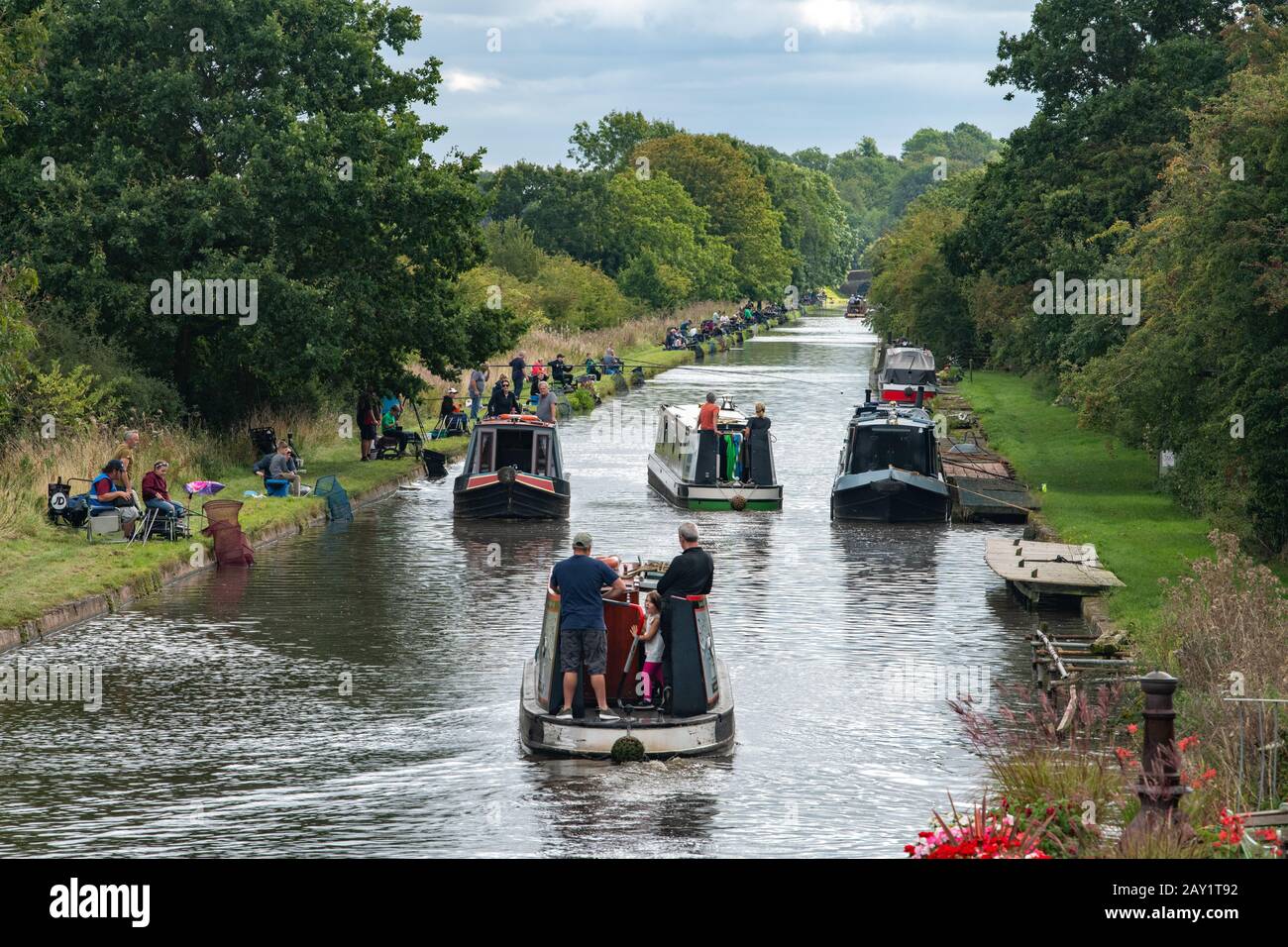 Narrowboats navigieren in einem Kanalwettbewerb auf dem Shropshire Union Canal in Den Stäben um die Konkurrenten. Stockfoto