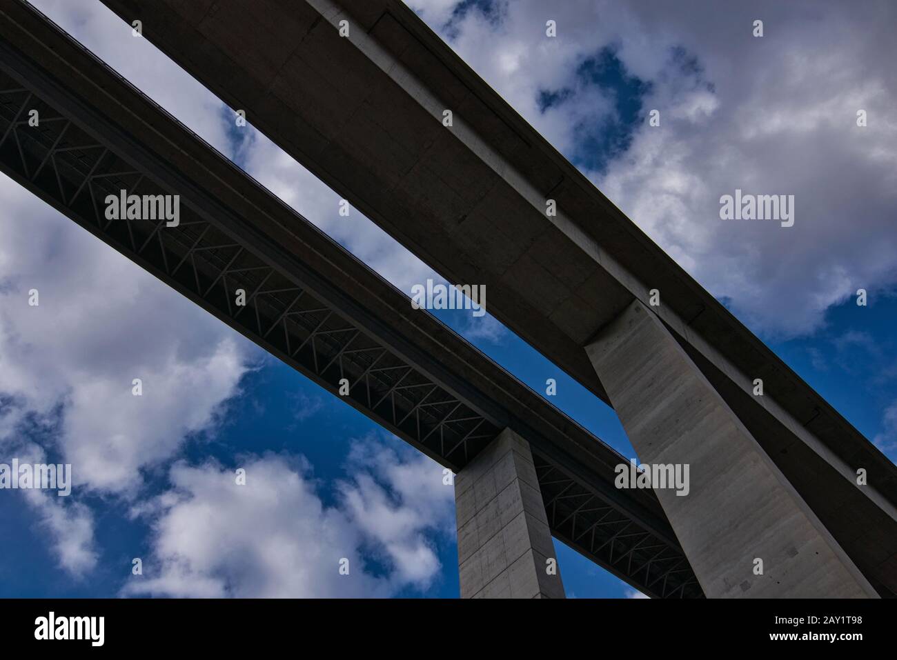 Autobahnbrücke mit Himmel Stockfoto