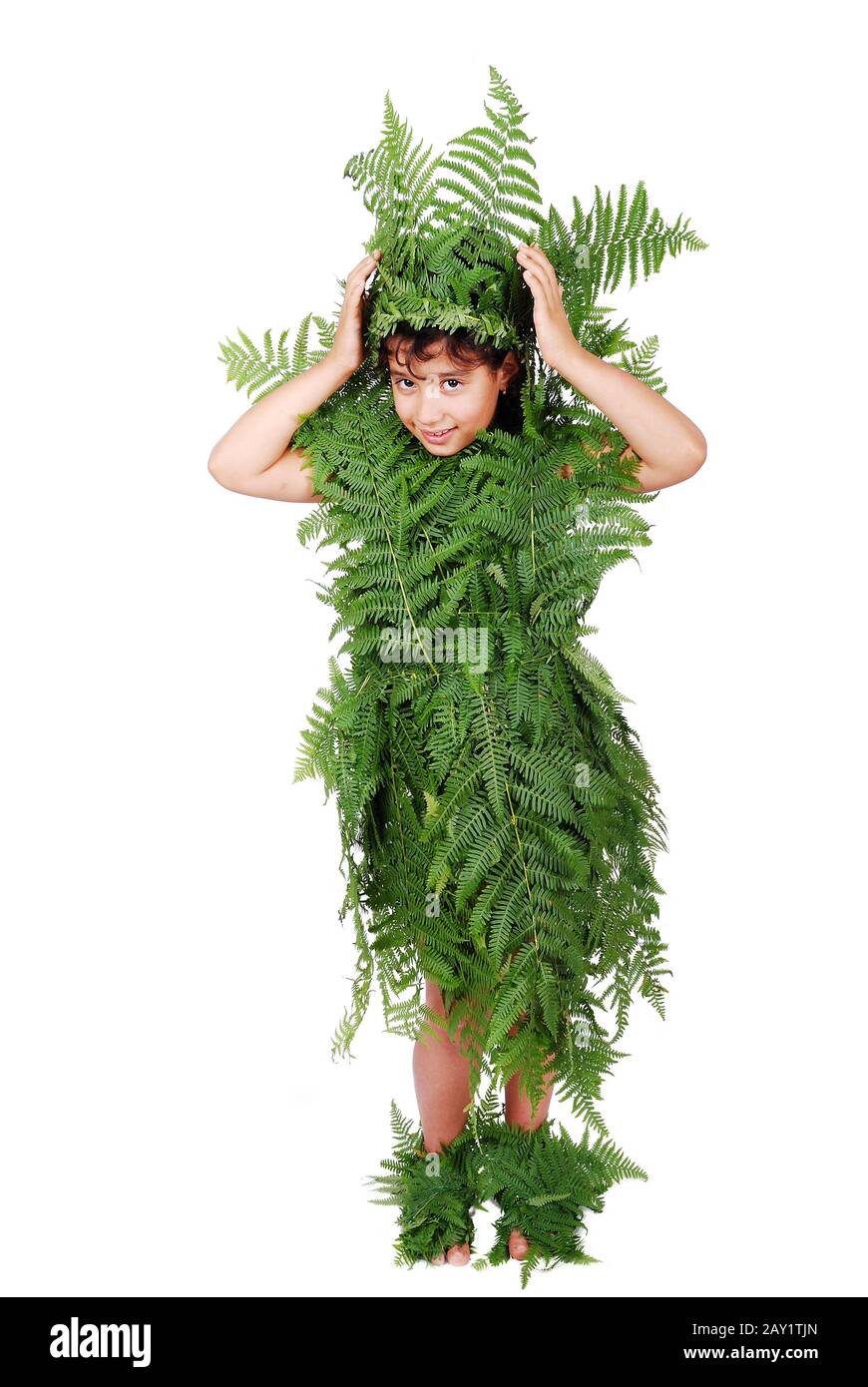 Hübsches kleines Mädchen mit grünen Pflanzenblättern Stockfoto