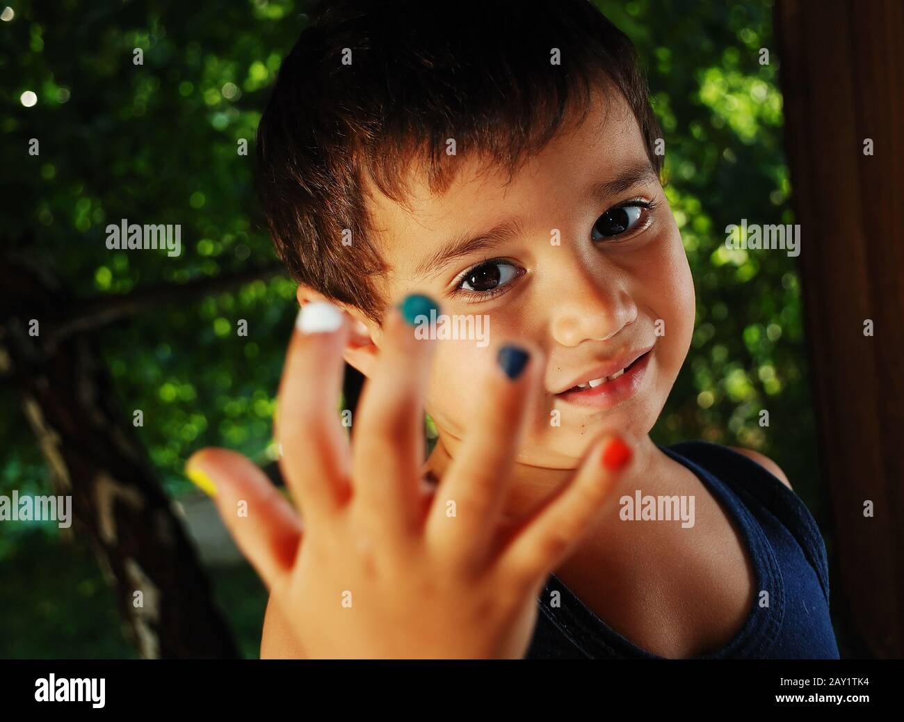 Mehrere Farben auf den Fingern der Kinder Stockfoto