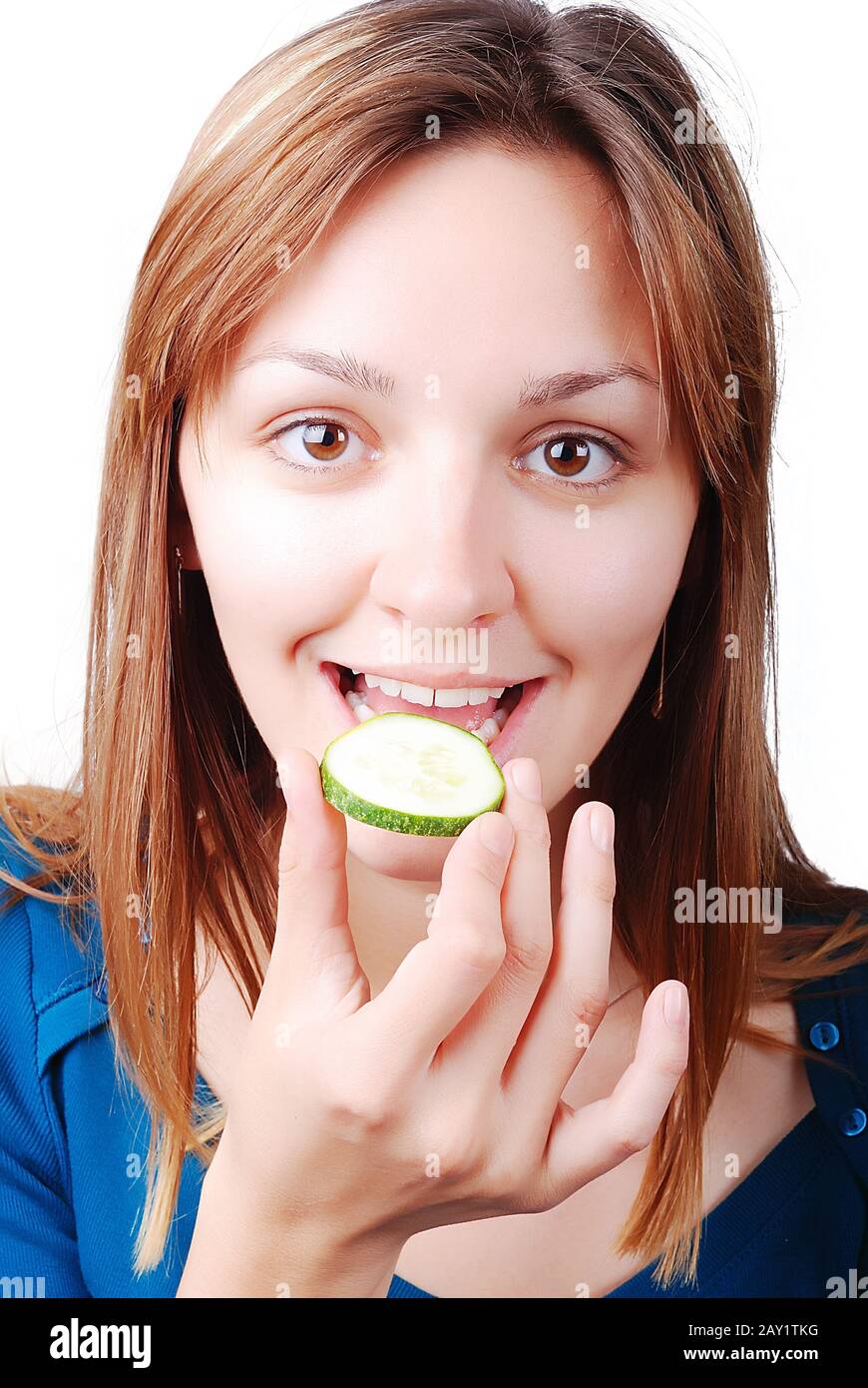 Nettes Mädchen, das eine Gurke essen will Stockfoto