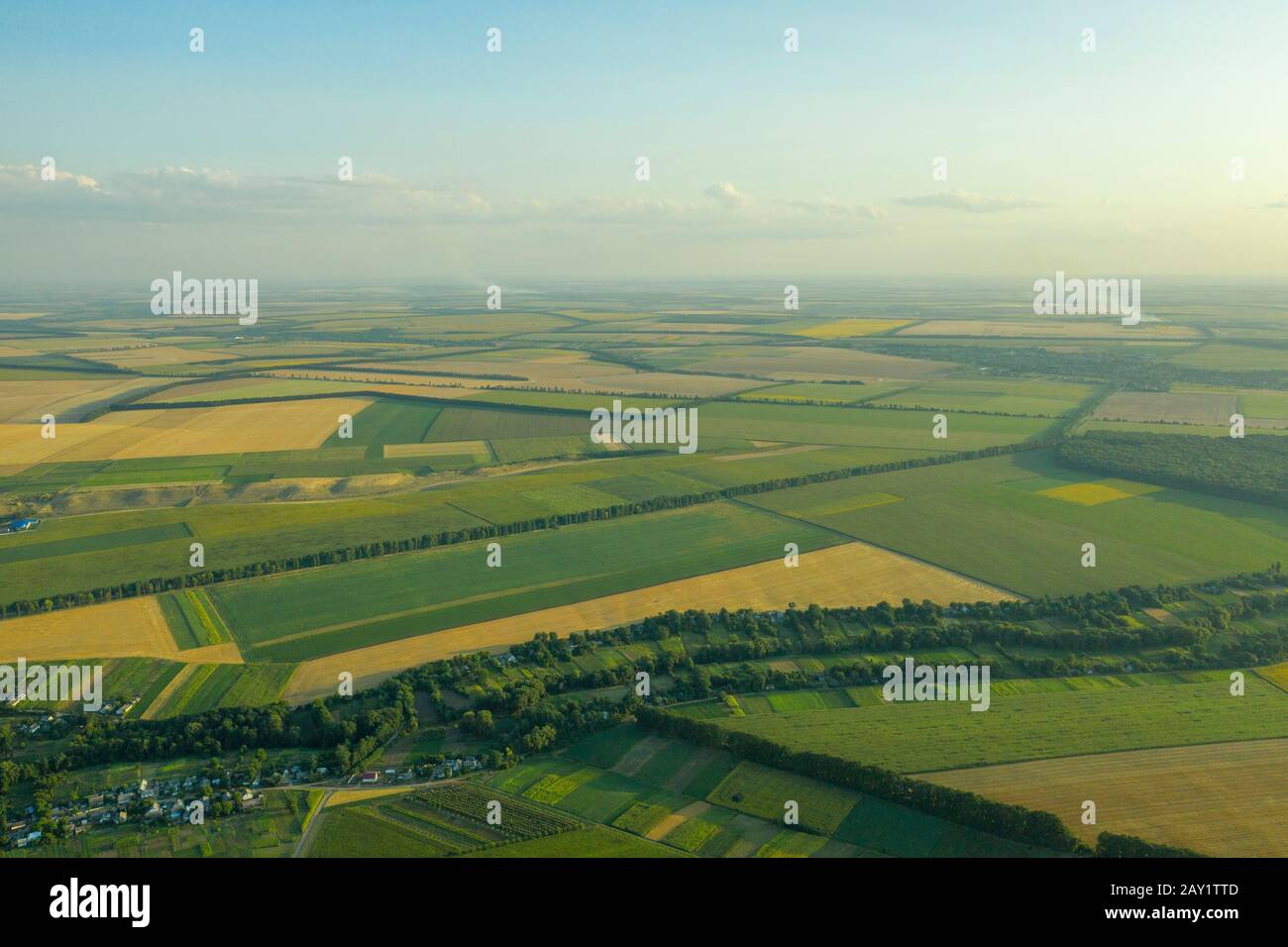 Geometrische Figuren auf den Feldern des Bauernhofes im Dorf aus der Vogelperspektive. Kvadrokopter Bilder Stockfoto