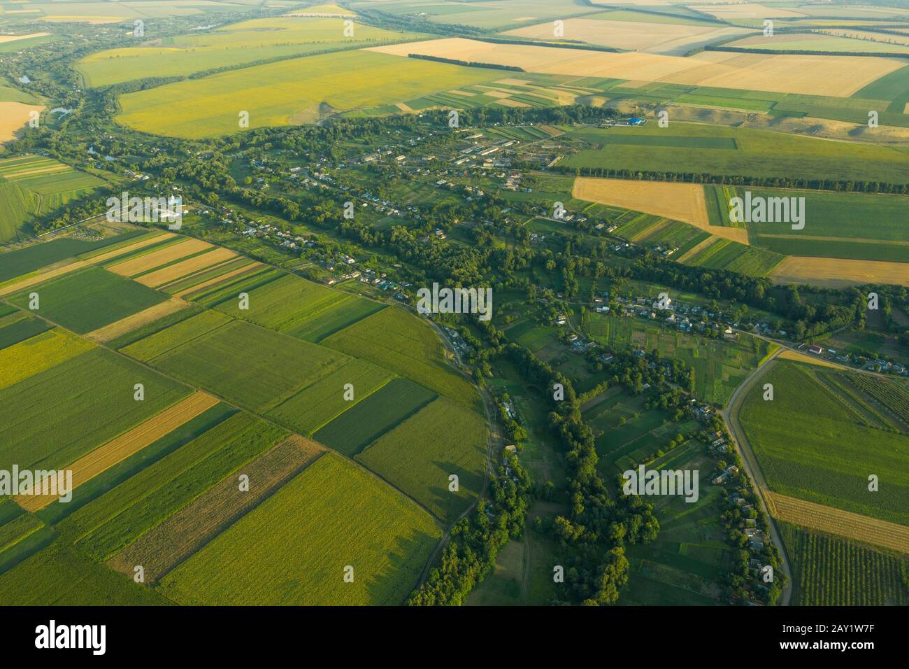 Dorf zwischen grünem Wald, Ruhe und Frieden. Ein Schuss aus dem Quadcopter, der Höhe des Vogeldichters. Stockfoto
