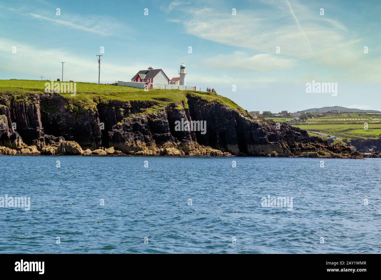 Weißer schöner Leuchtturm am Ufer des Atlantiks im County Kerry, Irland. Stockfoto