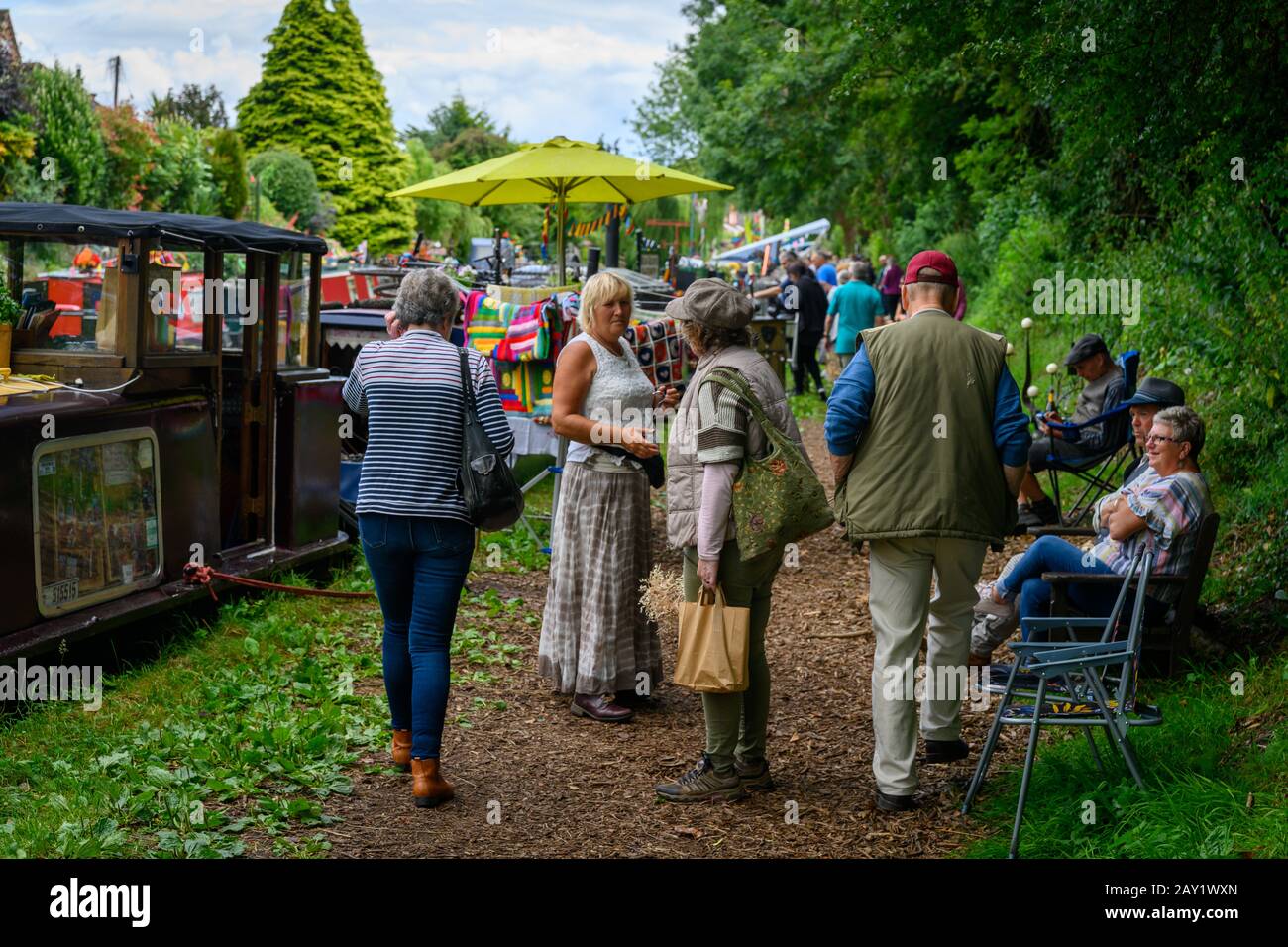 Besucher, die den Besuch des ersten Gnosall Canal Festivals, des C-Fest, im Dorf Staffordshire genießen. Stockfoto