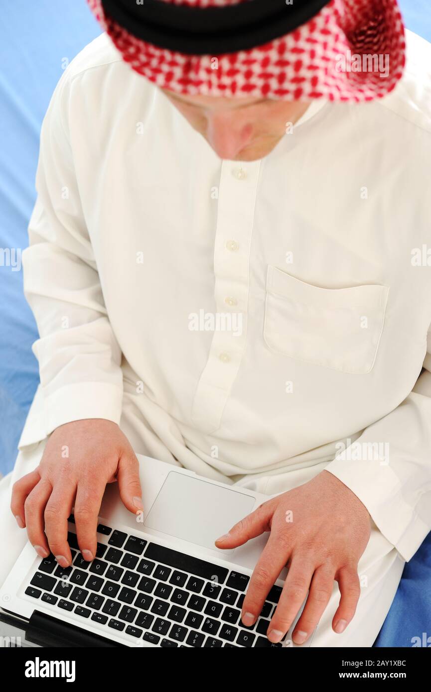 Arabischer Mann mit Laptop Stockfoto