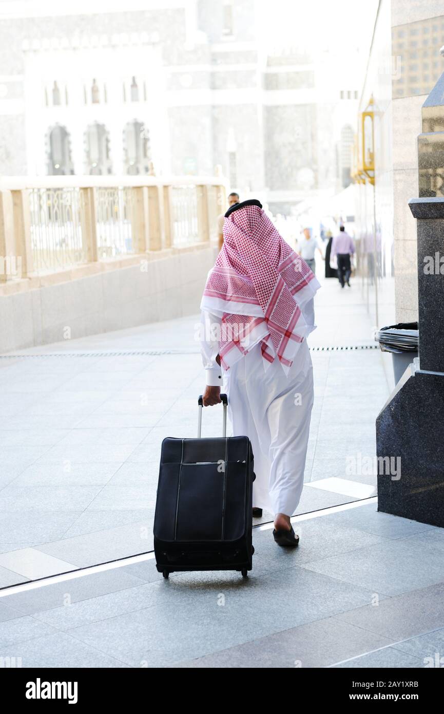 Arabischer Geschäftsmann zu Fuß Stockfoto