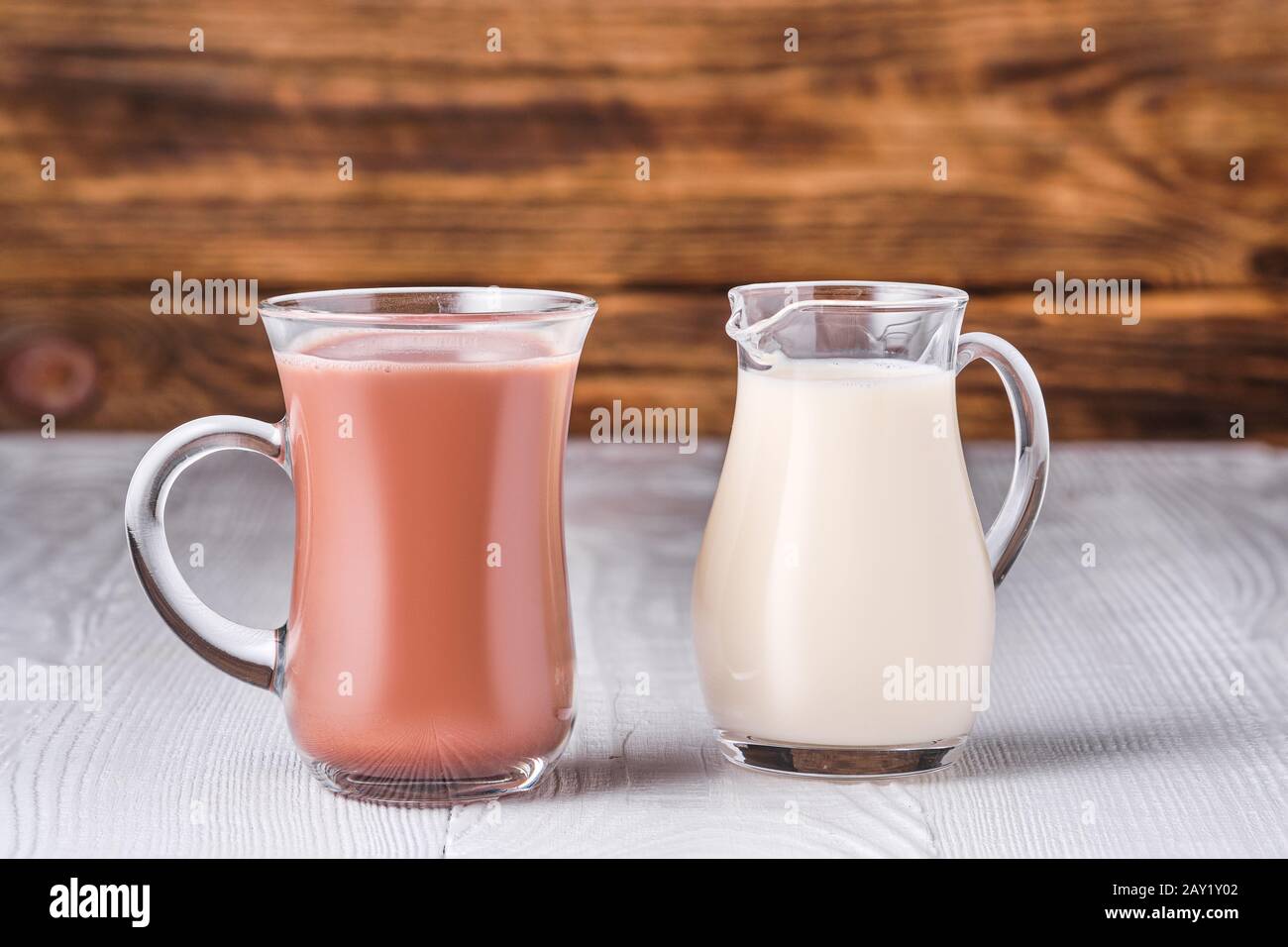 Schokolade, Milch und Soja Milch in Glas am weißen Tisch über dunklen Hintergrund Stockfoto