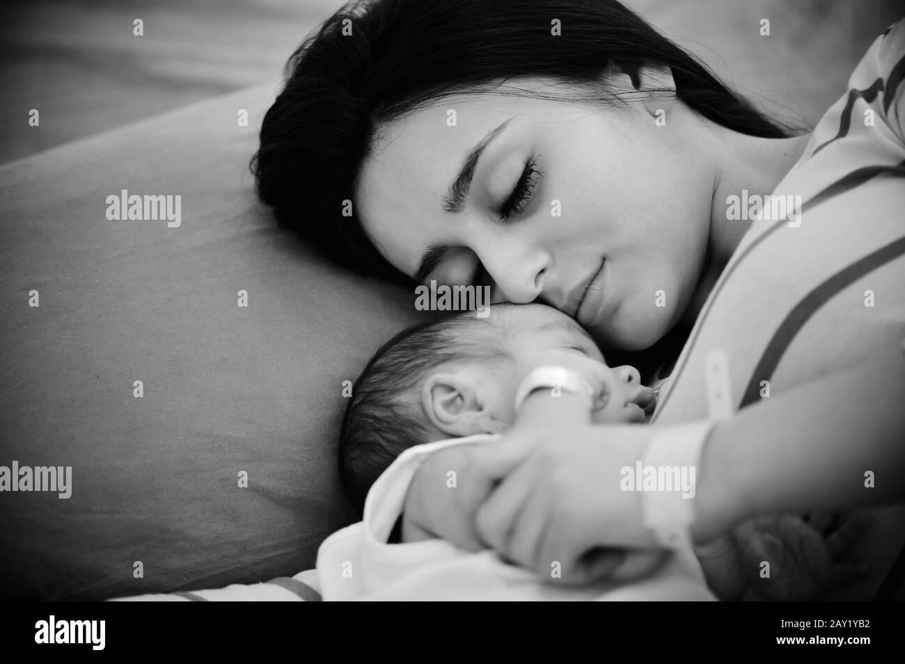 Frau, die ihr neugeborenes Baby im Krankenhaus hält Stockfoto