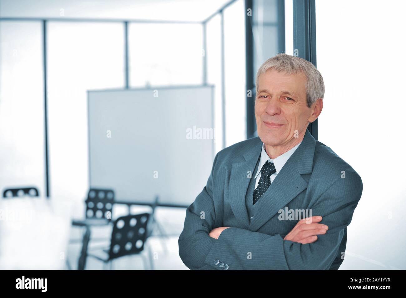 Geschäftsmann stand mit verschränkten Armen Stockfoto