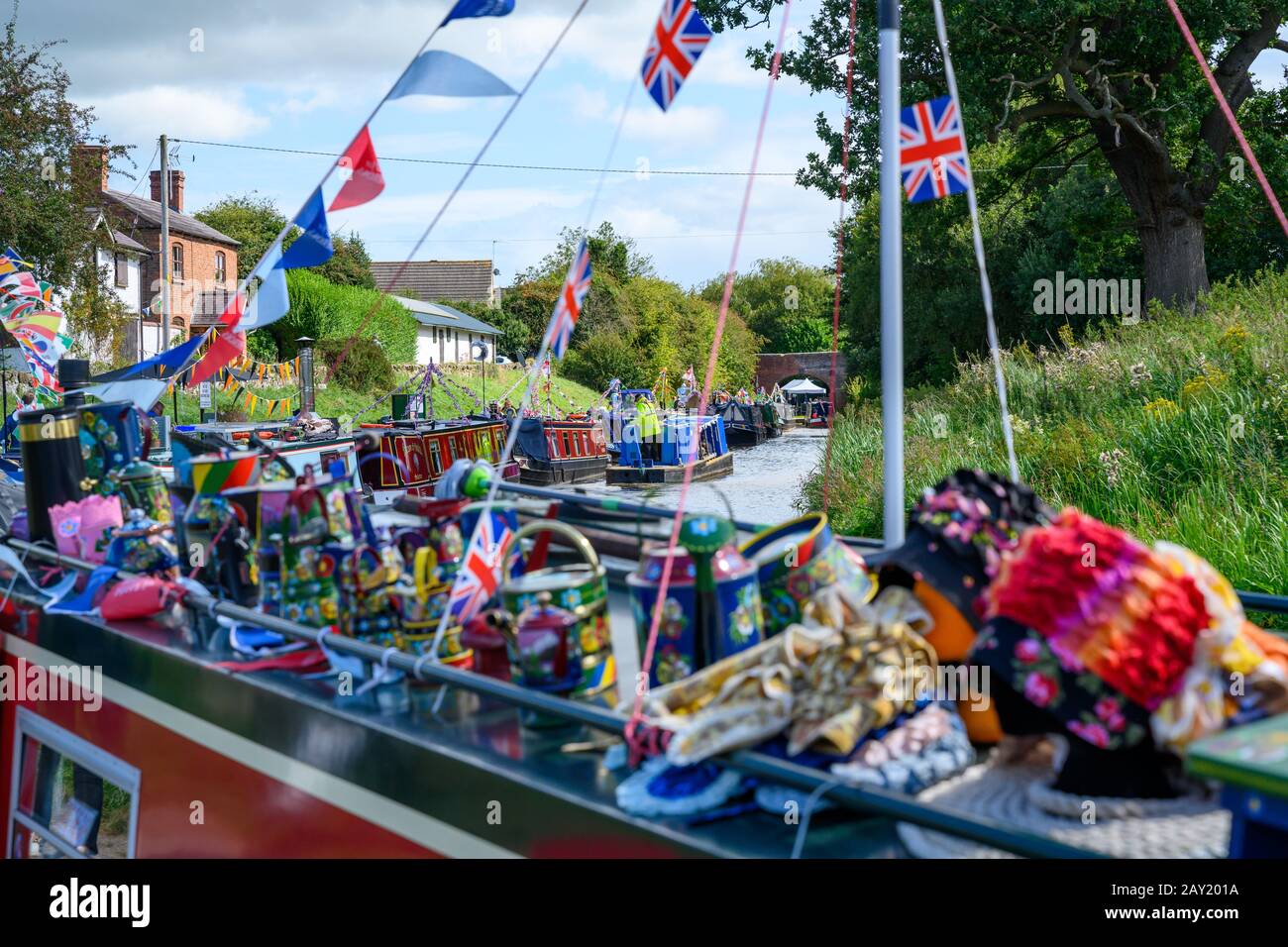Besucher genießen das gute Wetter an der Whitchurch Whitchurch Canal Festival auf dem Arm vom Shropshire Union Canal in Shropshire. Stockfoto