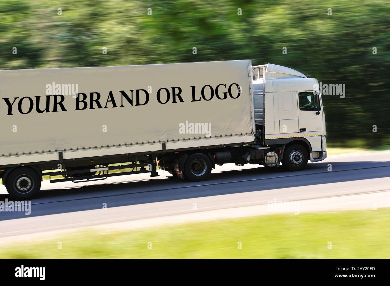 Großer LKW von der Rückseite fotografiert, kein Logo außer einem großartigen Platz für Ihr Logo oder Ihren Namen der Marke Stockfoto